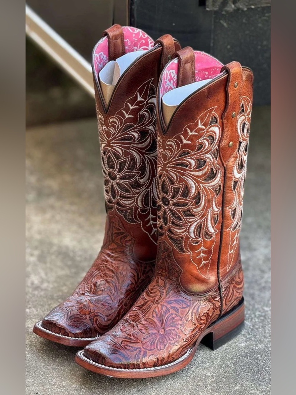 Rock’em Women's Brown Embroidered w/ bronze glitter inlay tooled boot.
Western - Picture 3 of 5